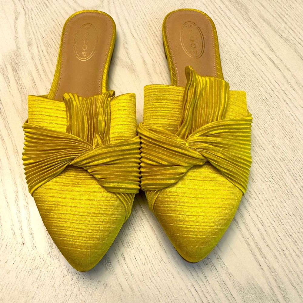 Scoop Women's Crinkle Yellow Satin Mules Sz 8